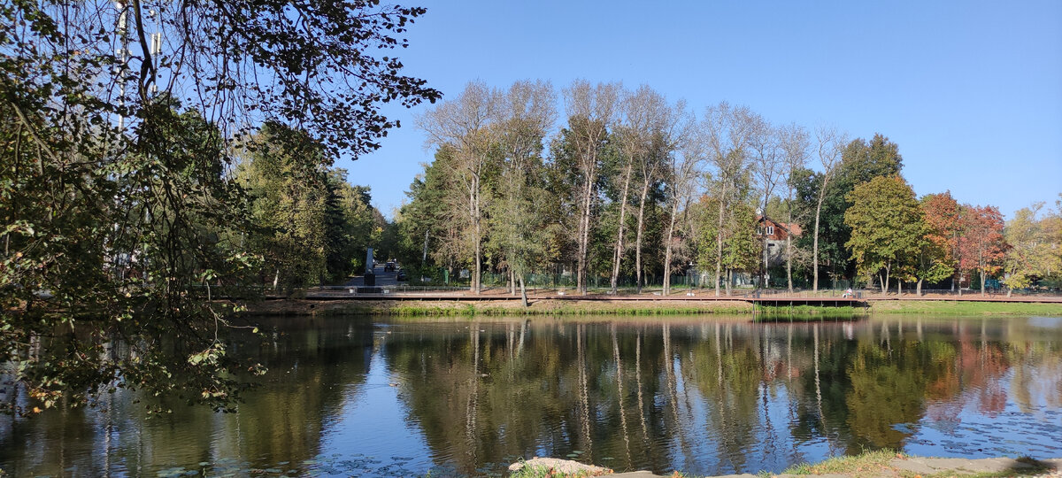 28.09.2023. Личный архив. Специально фотографировал в ясный солнечный день. Обелиск не виден совсем. Причём с любой точки, с которой он виден быть должен. 