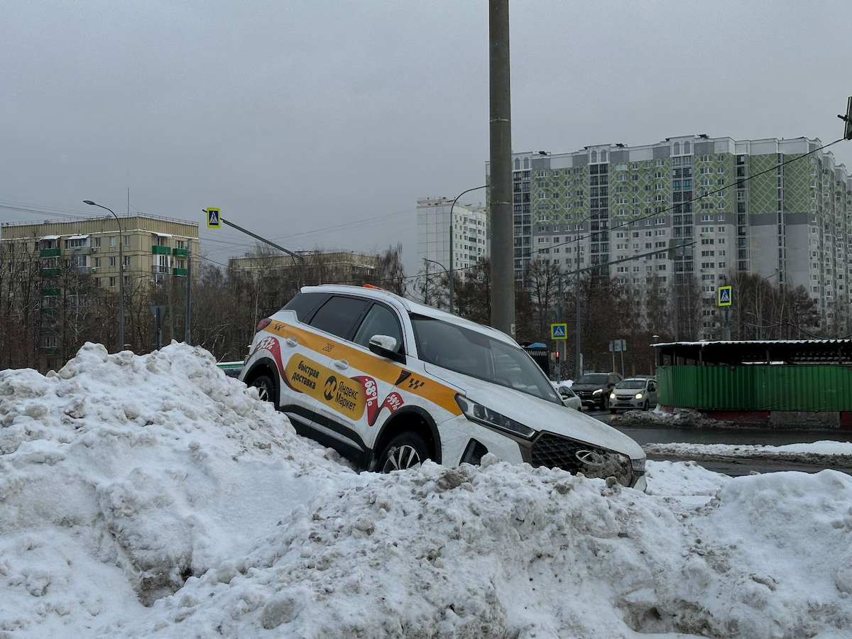 На юго-западе Москвы такси влетело в сугроб | Московская газета | Дзен