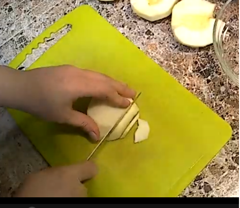 Подготовить яблоки, вырезать из них середину, нарезать .
