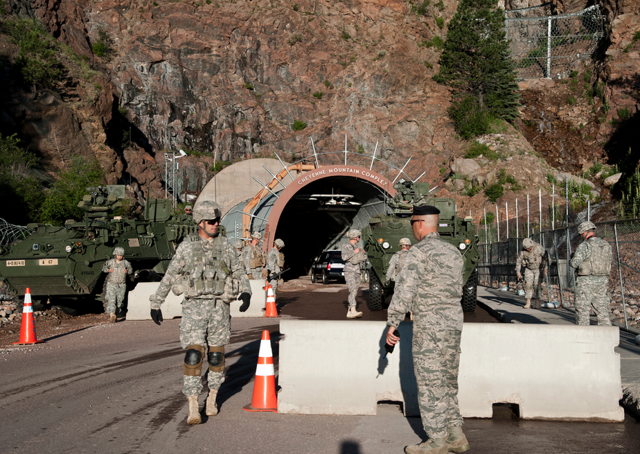 База находится на территории военных. Гора Шайенн комплекс. NORAD В горах Шайенн. Гора Шайенн Звездные врата. База в горе Шайенн.