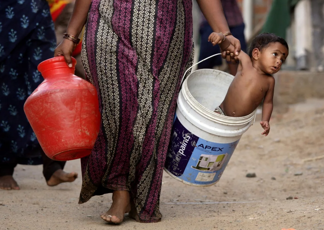 Счастливый индус. Почему индусов так много. Индийский мальчик. Индийская девочка с большой головой. Почему индусов так много.