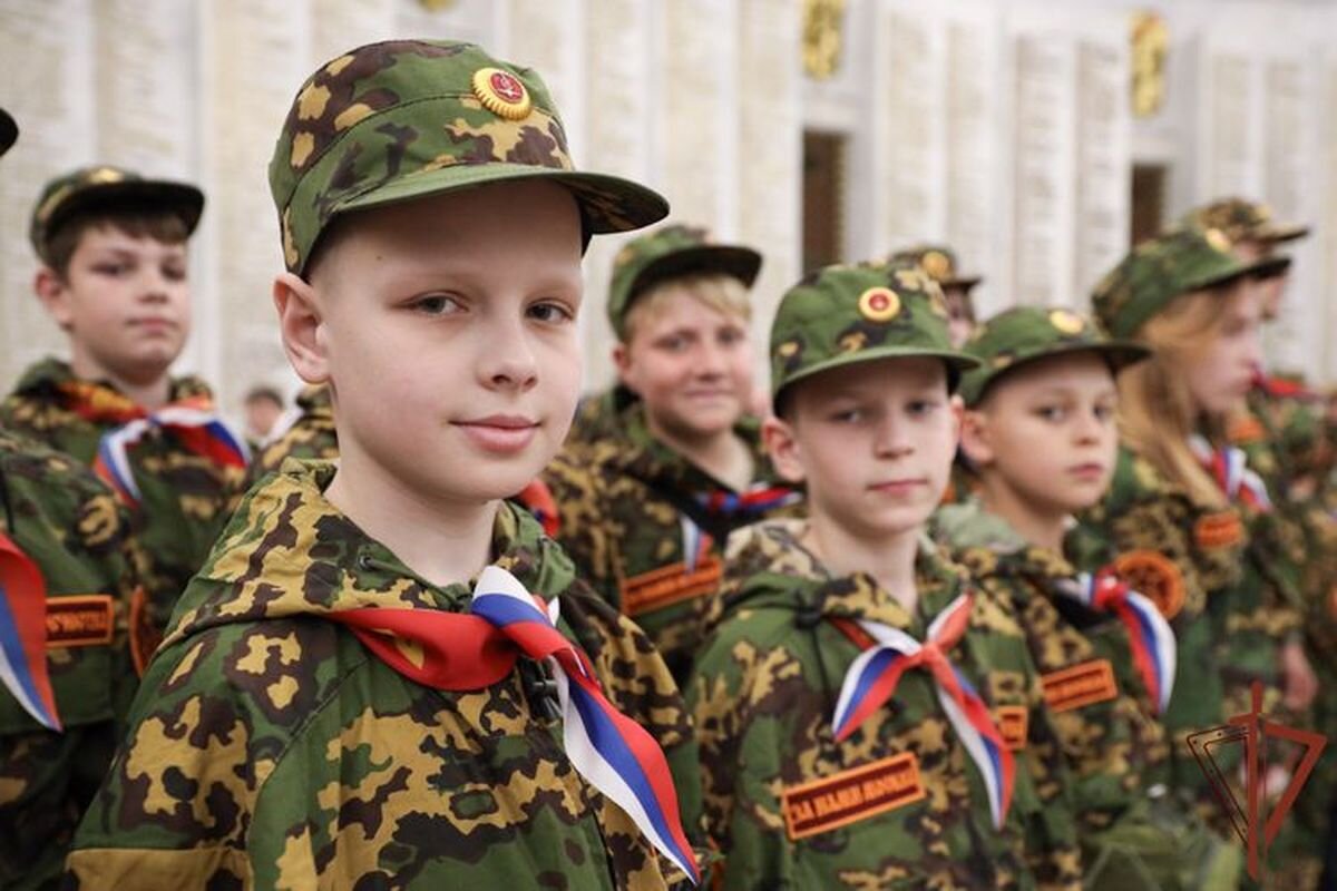 военный с ребенком. малыш в военной форме. военно-патриотическое воспитание молодежи. военное патриотическое воспитание молодежи. военно-патриотический лагерь вымпел-шторм.
