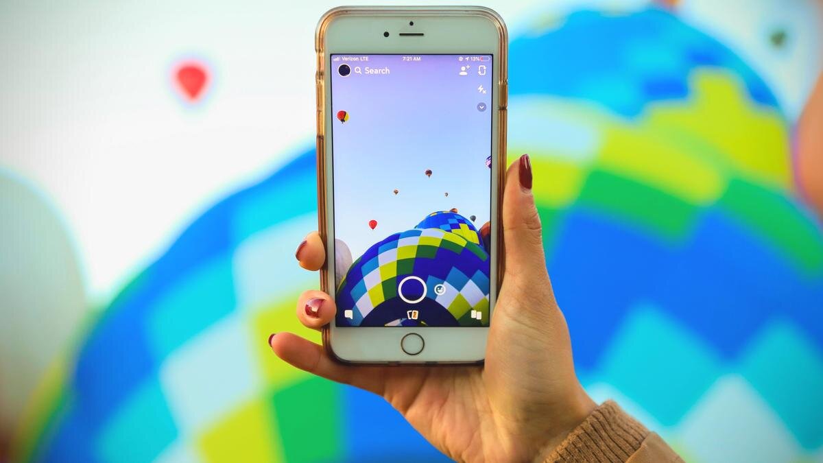    Смартфон в руке женщины:Pexels