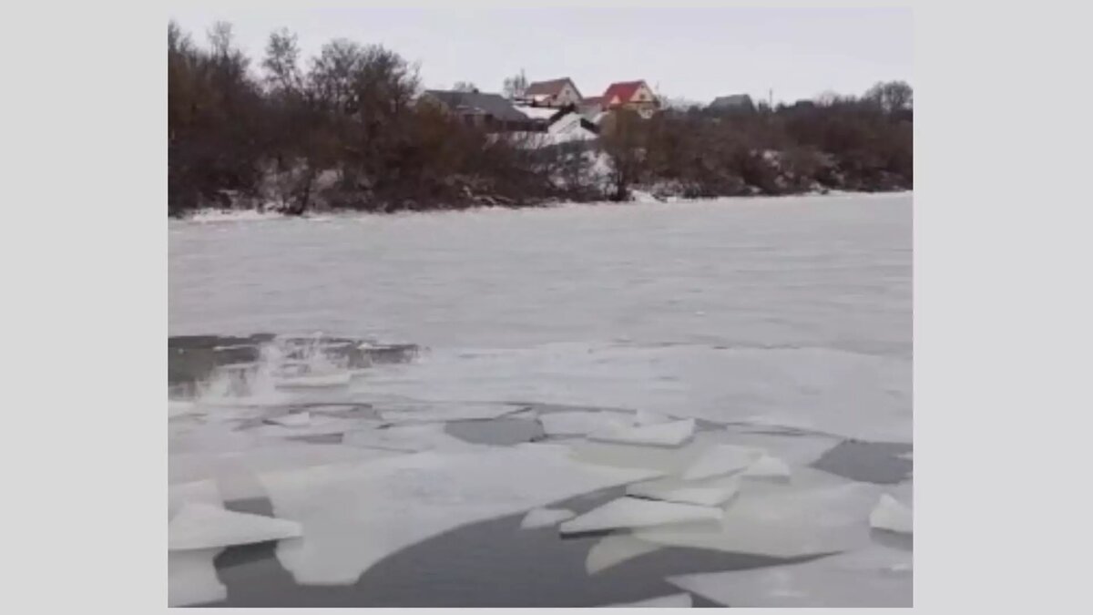     Спасатели Удмуртии проверили толщину льда на реках Каракулинского района, и заявили, что выходить на лед еще нельзя. Об этом сообщила пресс-служба Поисково-спасательной службы региона.