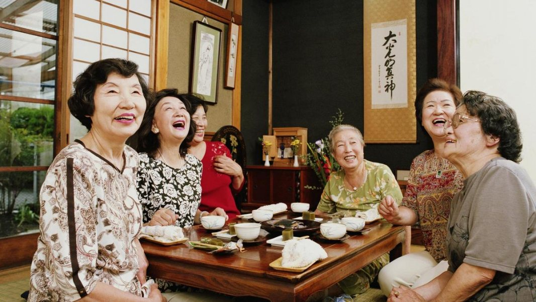 Японские пожилые мамы. Пожилые японцы. Японские пенсионеры. Почитание старших в Японии. Японский старик.