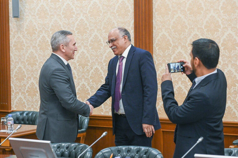    Губернатор Тюменской области Александр Моор встретился с послом республики Бангладеш в здании регионального правительства