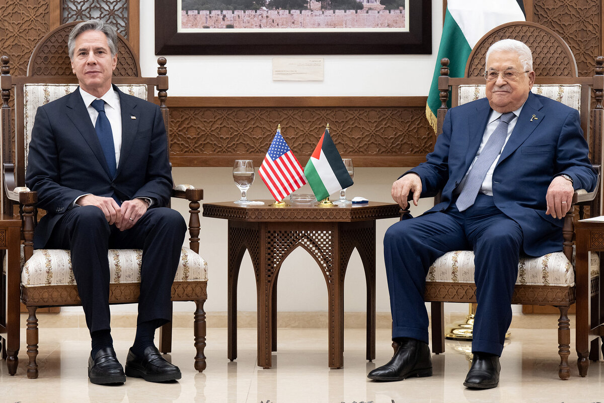 Президент Палестины Махмуд Аббас (справа) и госсекретарь США Энтони Блинкен проводят встречу в Мукатте, президентском комплексе в Рамалле на оккупированном Израилем Западном берегу, 30 ноября. Сол Леб / Reuters