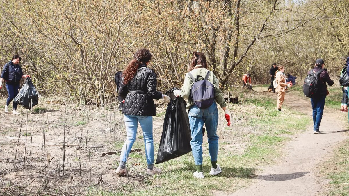     В Казани местные жители не оценили желание властей установить платные автоматы с пакетами для уборки за собаками. Своим мнением граждане поделились в комментариях под одним из постом Telegram-канала городской администрации.