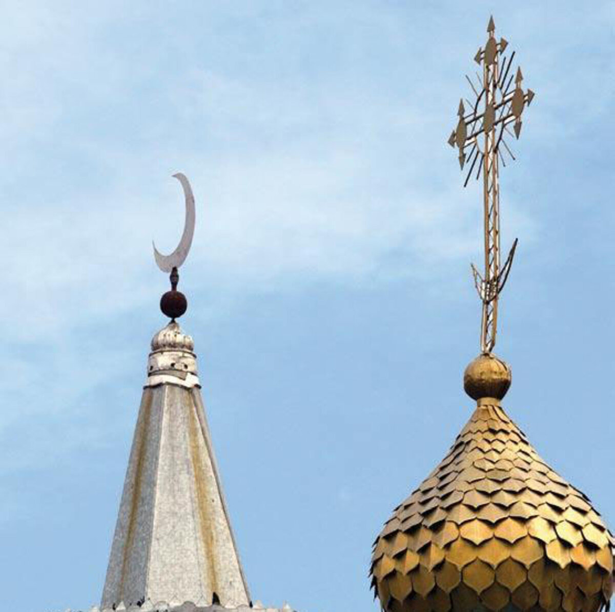  В России мечеть и церковь через дорогу - обычное дело и всех это устраивает, люди довольны и счастливы.