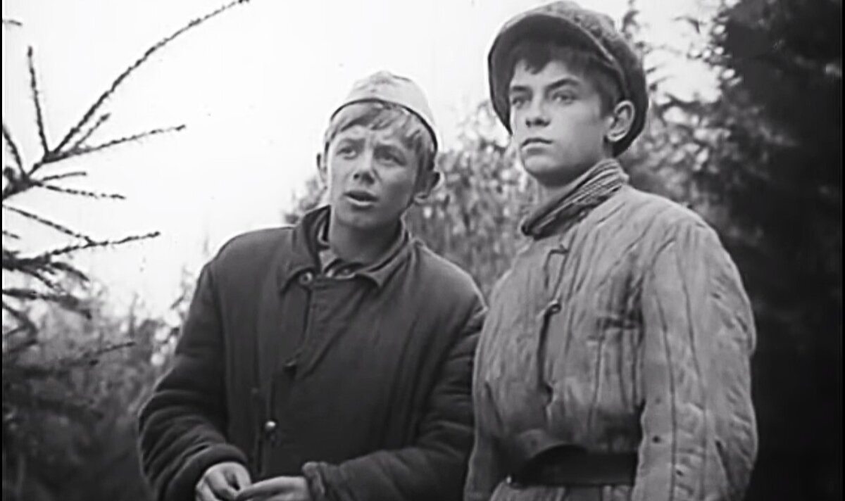 Кадр из фильма "Мы - хлопцы живучие". Санька (Сережа Егоров) и Иван (Сережа Петриков).