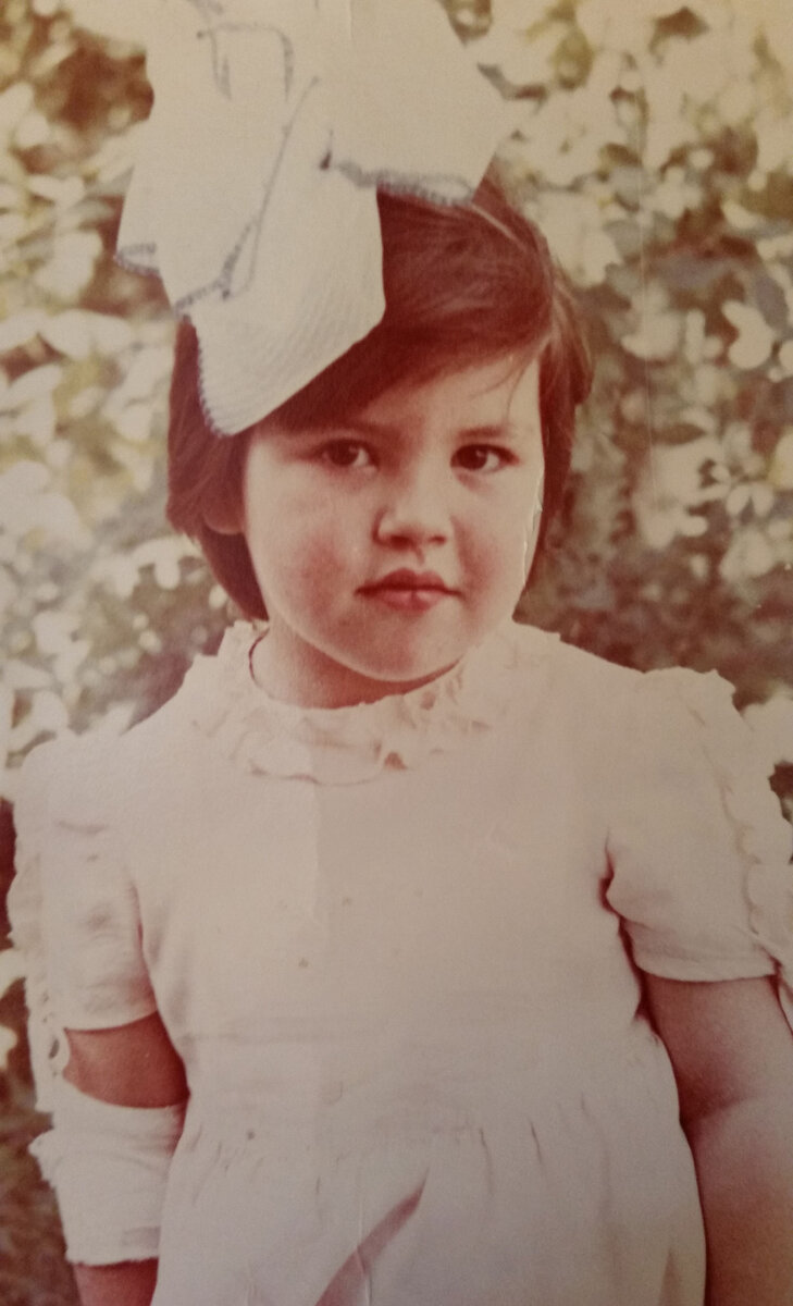 Сверху - бант, снизу - забинтованный локоть. 