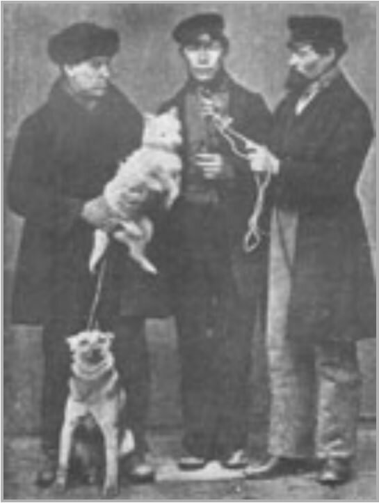 Герр Доберман (слева) со своей собакой Шнуппе (сидит на поводке)