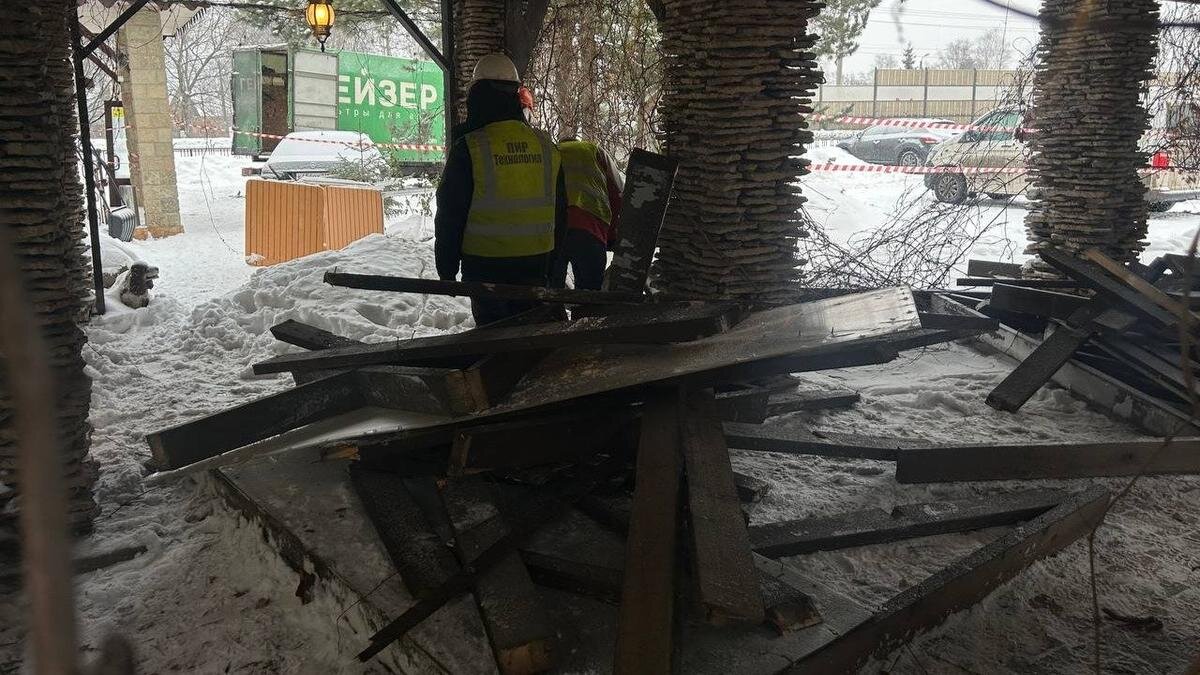    Разрушенная беседка ресторана. Фото: Дарья Дмитриева / MR7