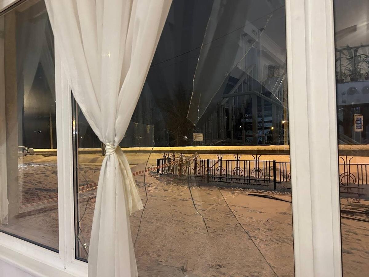 Выбитое рабочими окно ресторана. Фото: Дарья Дмитриева / MR7