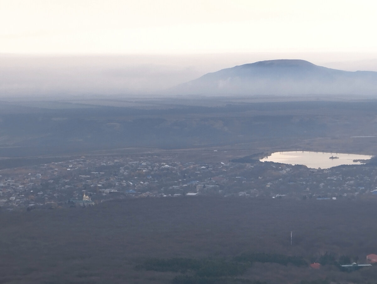 Фото сильно приближенно, храм читается у кромки леса в левом углу кадра