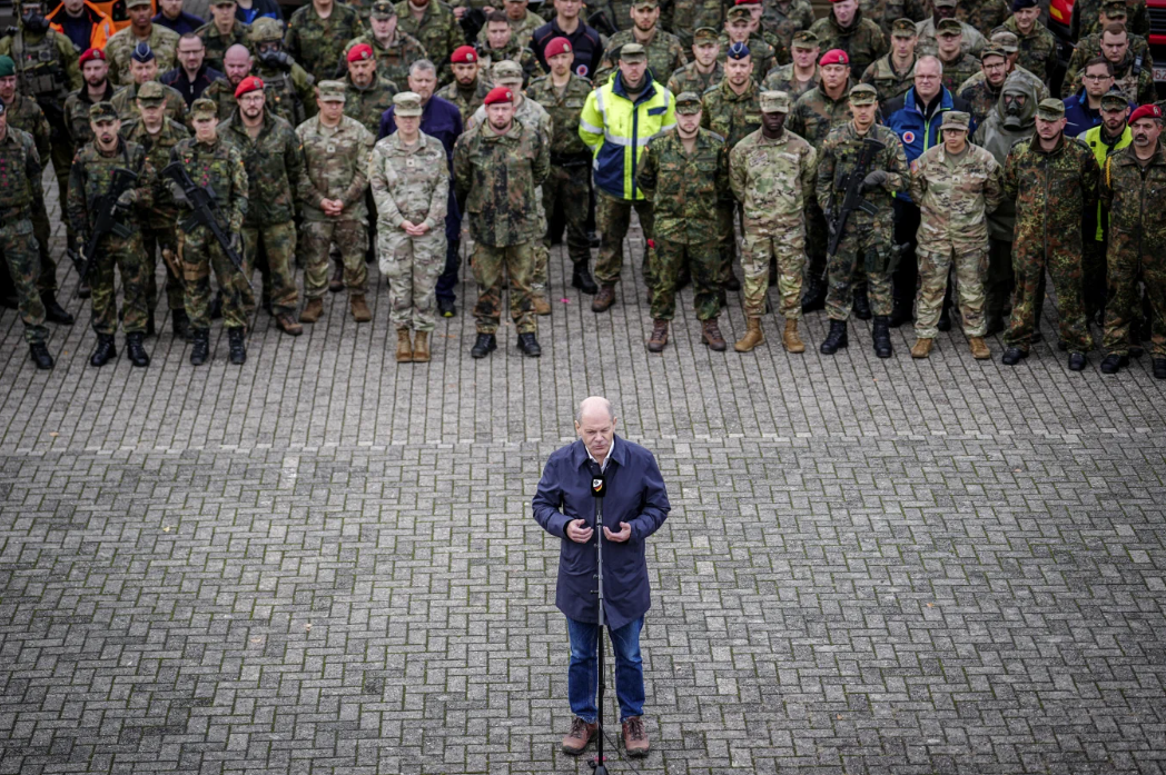 Федеральный канцлер Олаф Шольц (СДПГ) сделал заявление для прессы в конце октября после посещения демонстрации возможностей бундесвера, которая проводилась совместно с гражданскими партнёрами и американскими солдатами под руководством территориального командования на военном аэродроме Кёльн-Ван © Kay Nietfeld/dpa