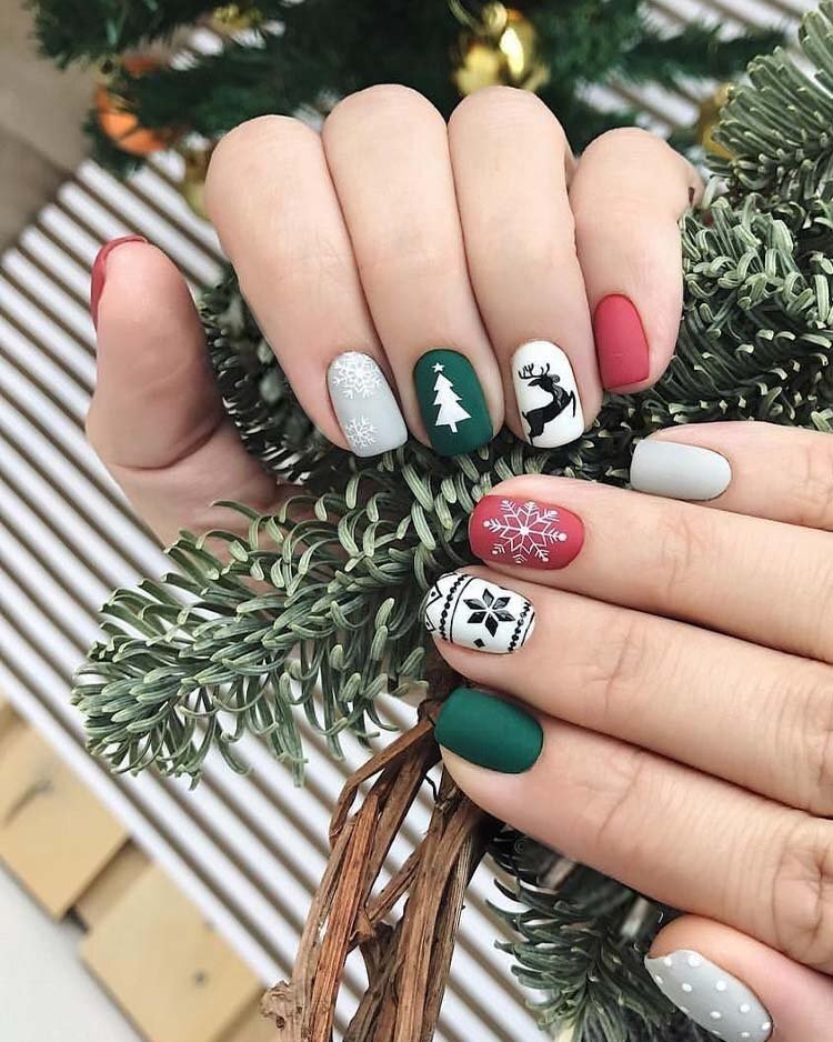 Праздничный маникюр на новый год. Красные новогодние ногти. Ногти на новый год. Новогодний маникюр 2022. Новогодние ногти 2022.