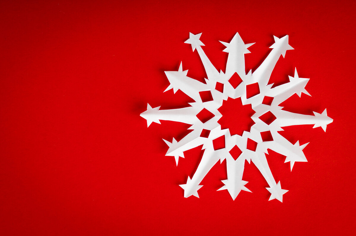    Такая классическая снежинка из бумаги знакома нам с детстваFreepik