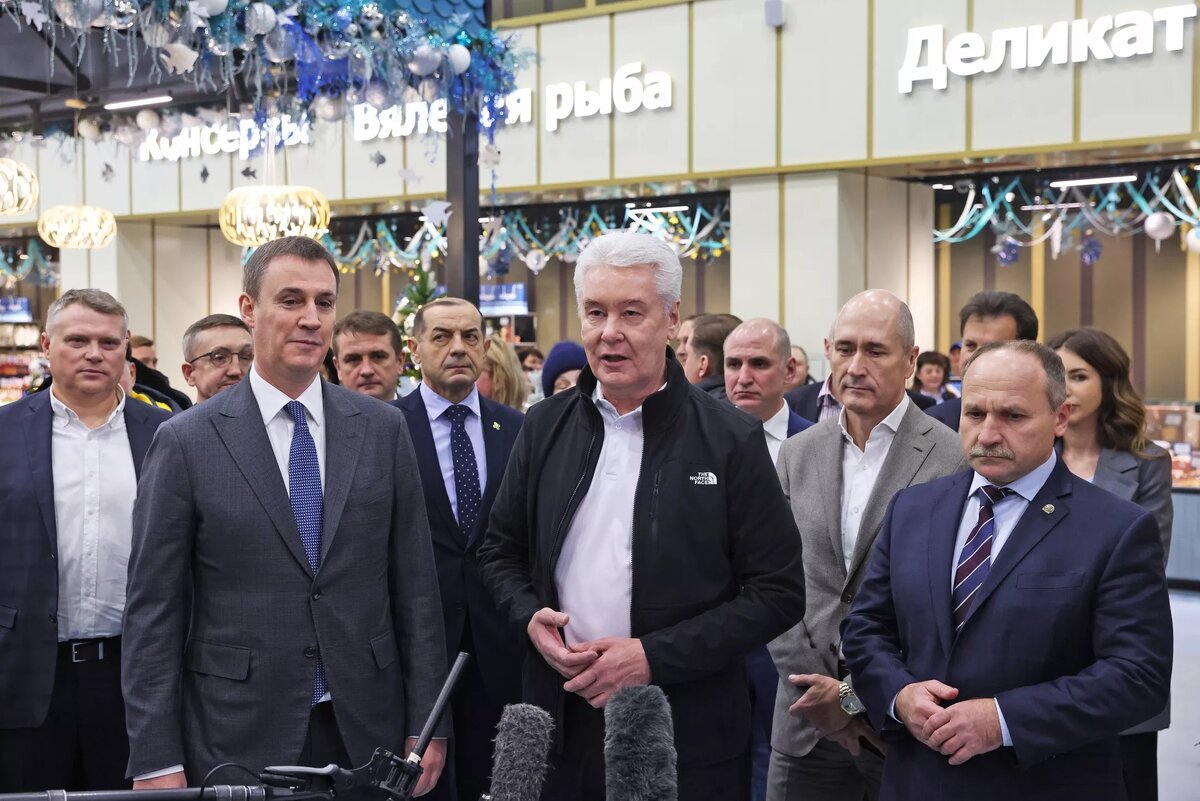 Дмитрий Патрушев и Сергей Собянин обошли витрины и пообщались с покупателями и продавцами. 