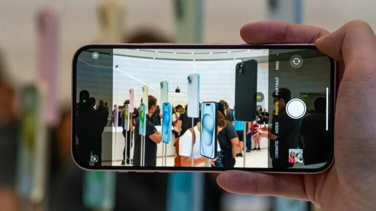    Остаться без камеры в Айфоне — это очень грустно. Изображение: zdnet.com