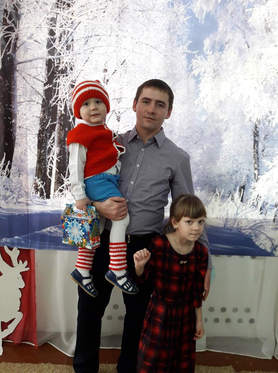 Смотрела фотографии и наткнулась на фото,где я сыну и племяннику вязала костюмчики  на новый год!!!Прошло более 5 лет ,а костюм сына сохранился у меня!!!С интересом всегда смотрю фотографии своих работ.Решила поделиться с вами!!!