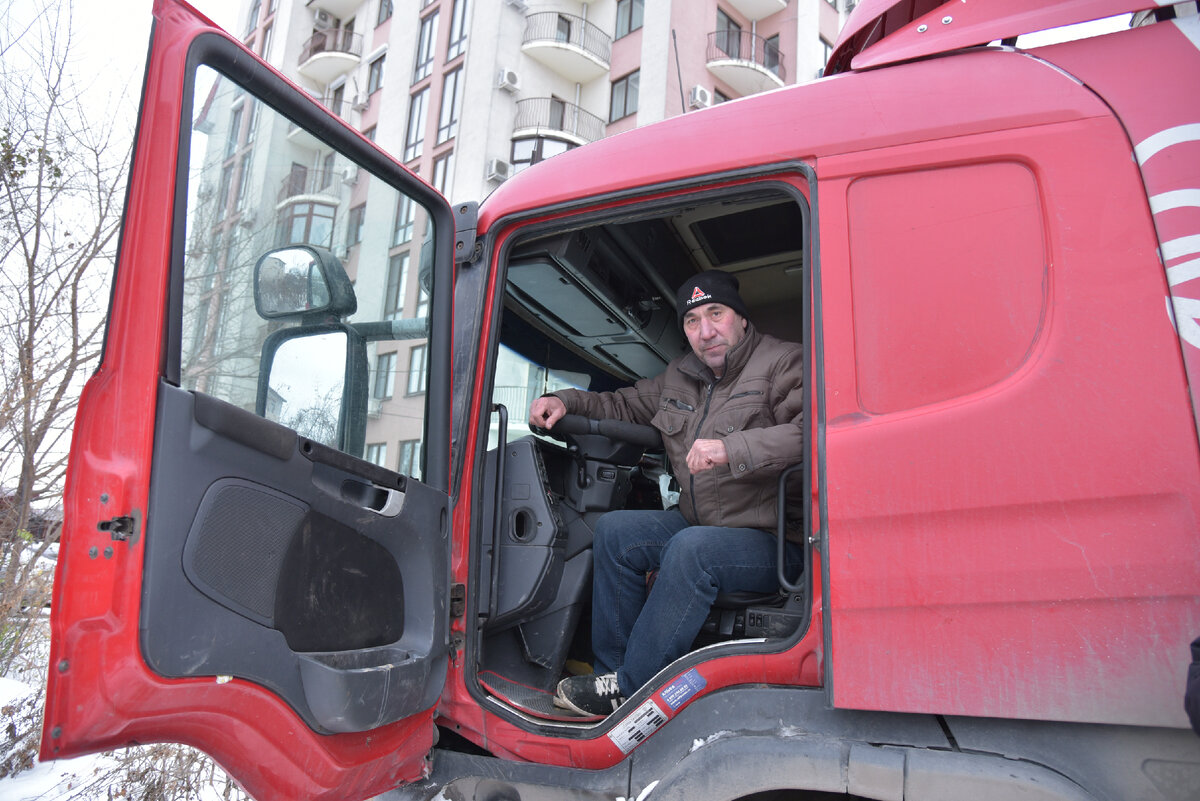 Дальнобойщик из Татарстана больше двух суток провёл в застрявшей машине в центре Воронежа