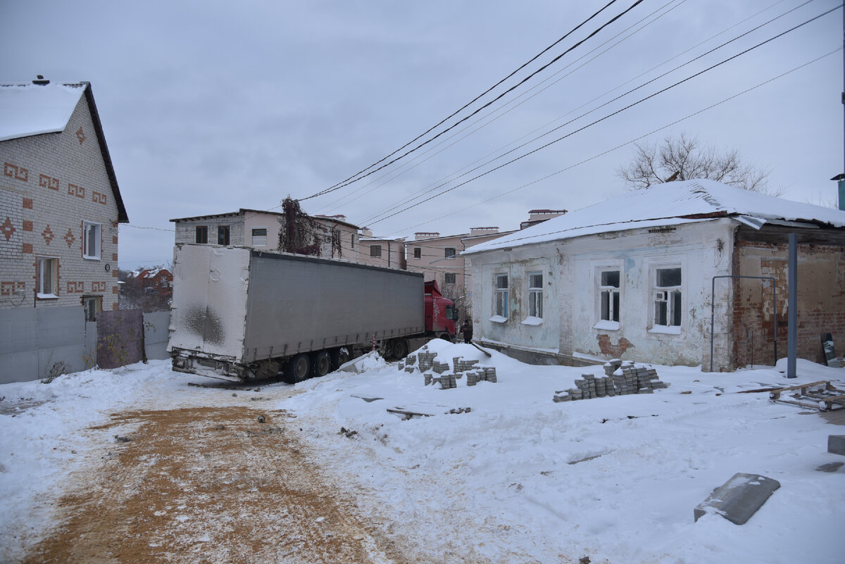 Выехать из частного сектора гружёная фура самостоятельно не смогла