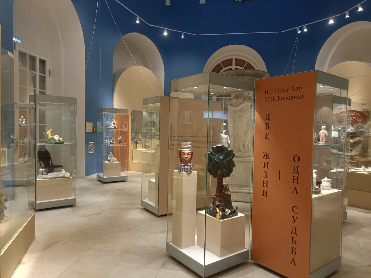 "Две жизни - одна судьба И.Г. Фрих-Хар и М.П. Холодная". Музей керамики в усадьбе "Кусково". Фото Н.Ломоносовой. 2023.