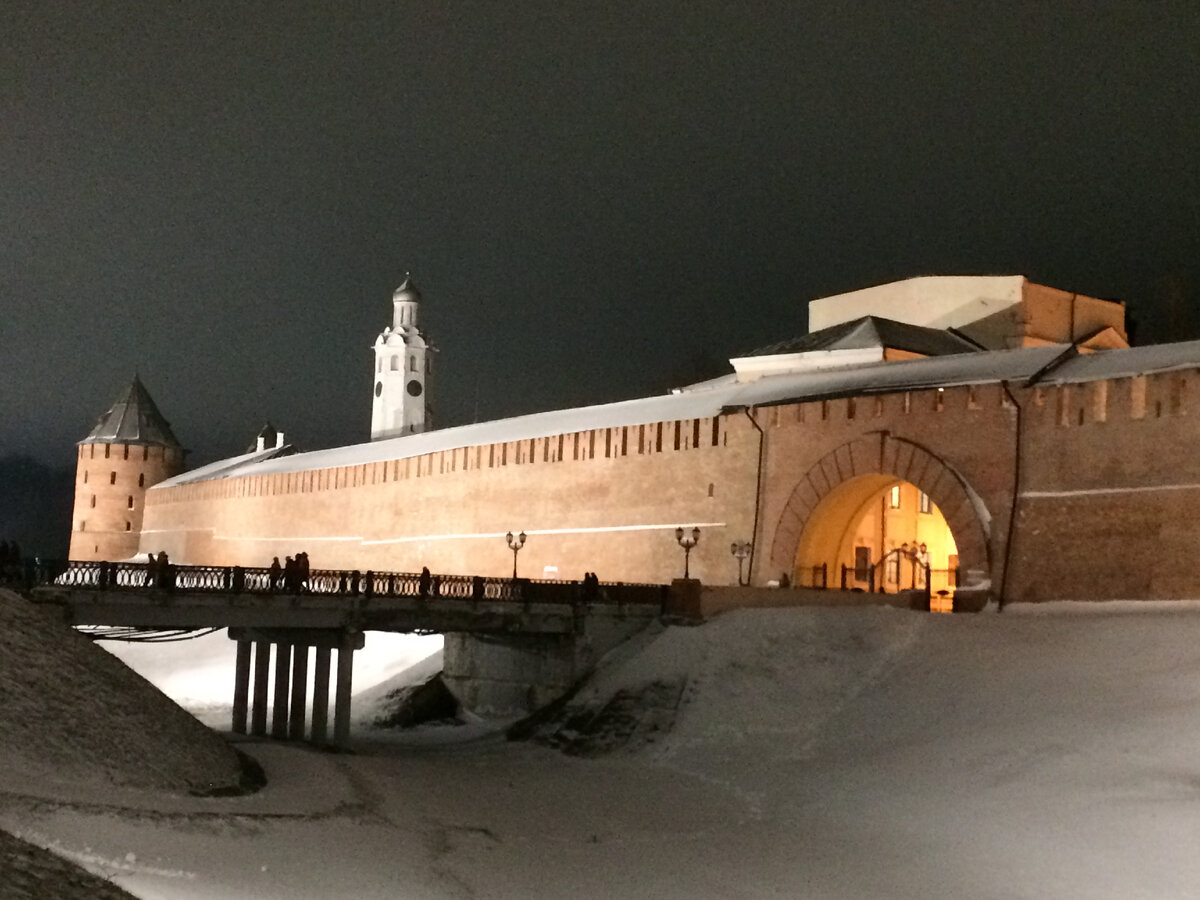 Новгородский кремль. Картинка взята из личного альбома автора.