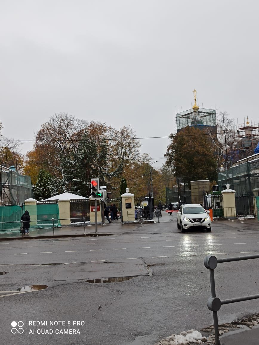 Через дорогу главный вход