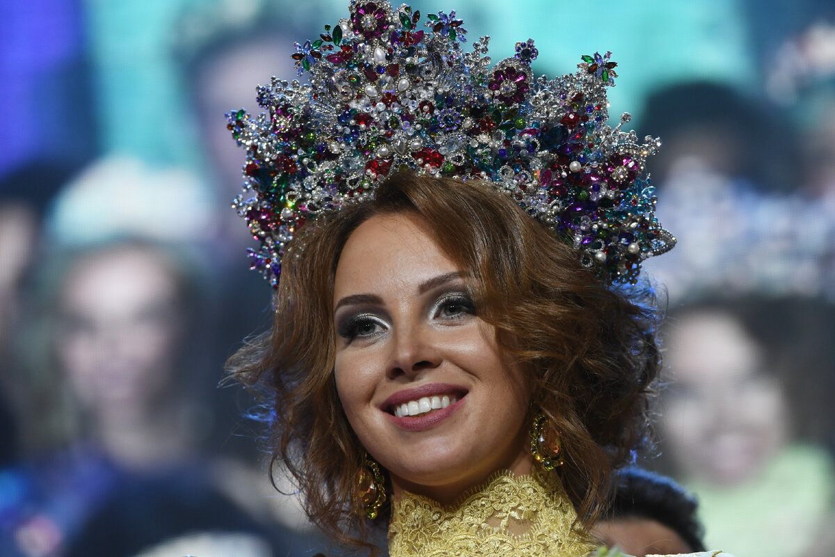 Диброва стала победительницей конкурса красоты "Миссис Россия - 2017"