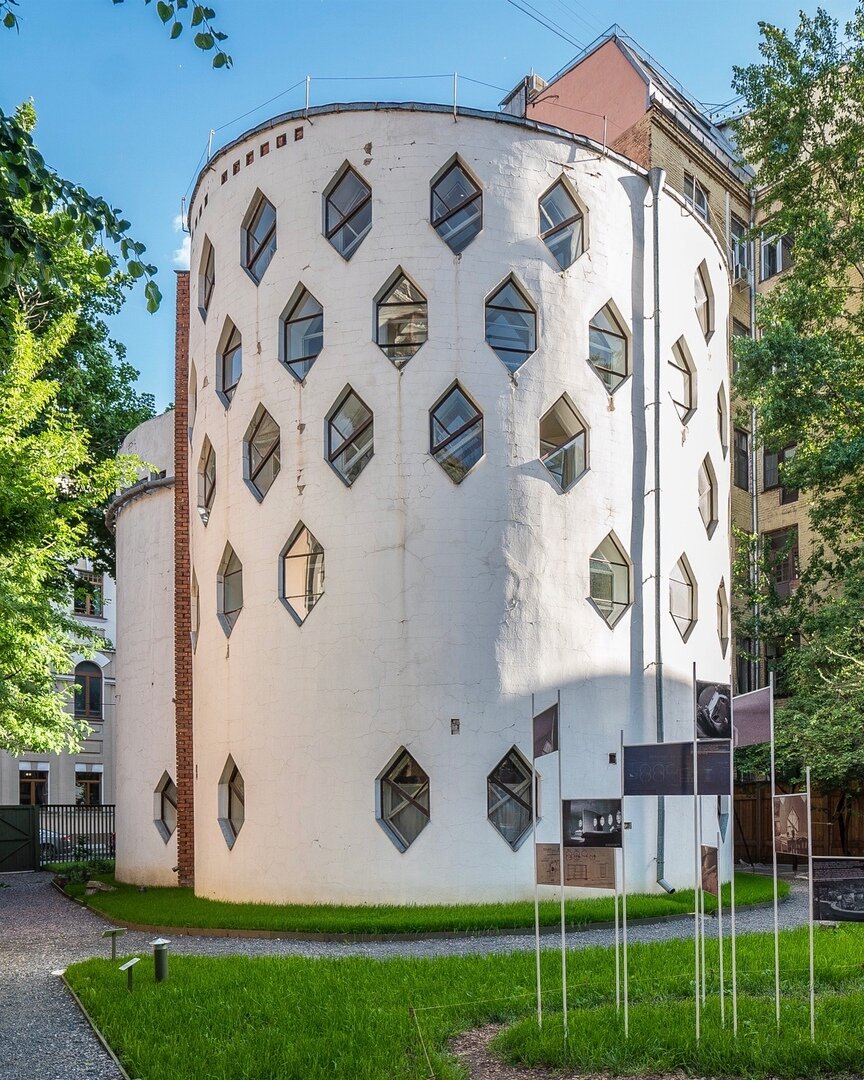 Дом архитектора К.Мельникова.Вид со двора.