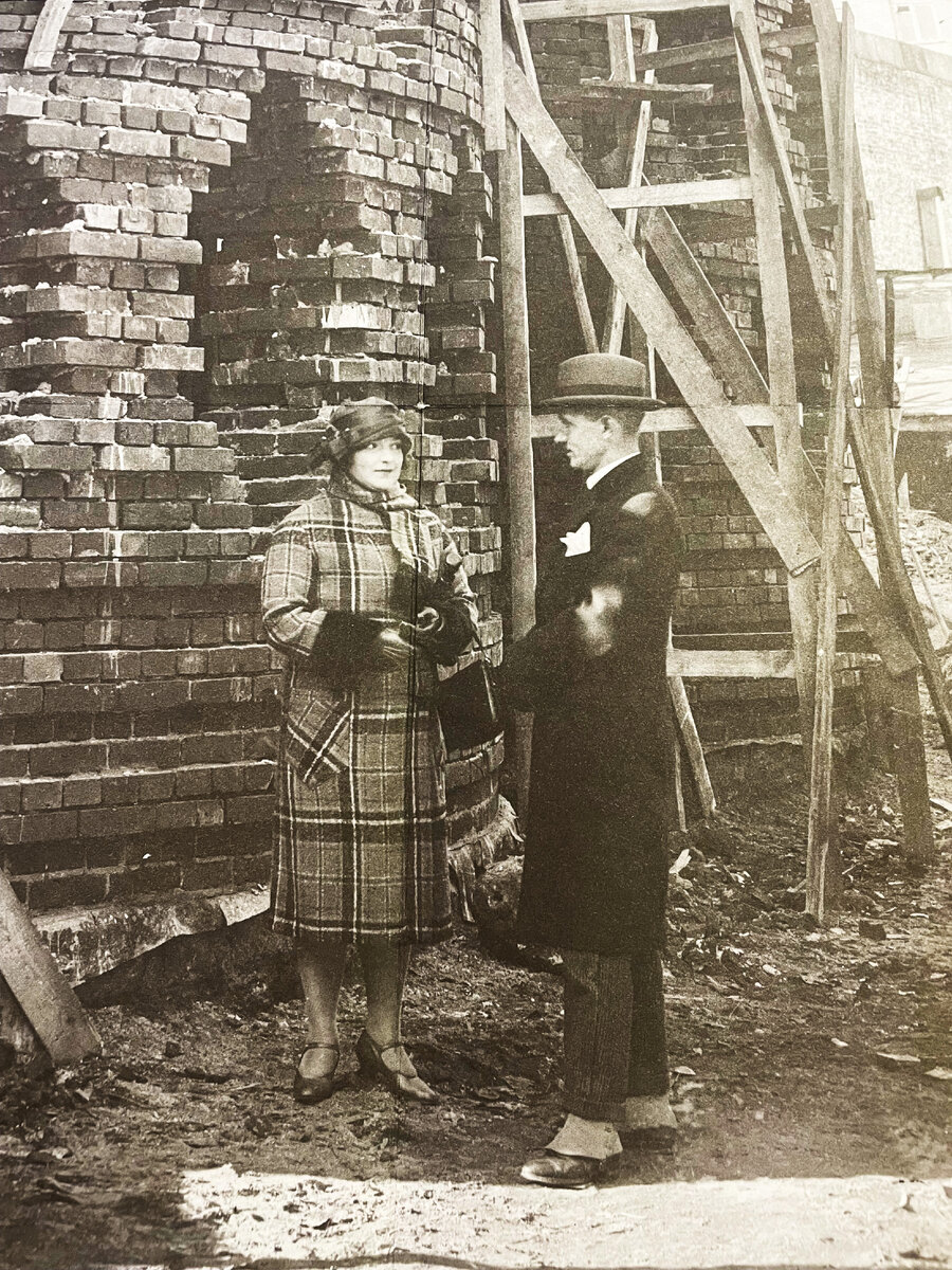 Константин Мельников с женой Анной Гавриловной на стройке дома.