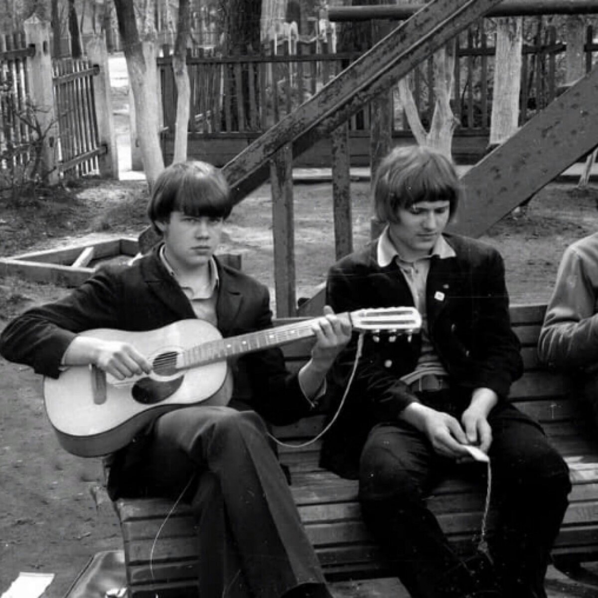 Дворовые люди это. Дворовые гитаристы. Советская молодежь с гитарой. Гитарист во дворе. Советская молодежь с гитарой во дворах.