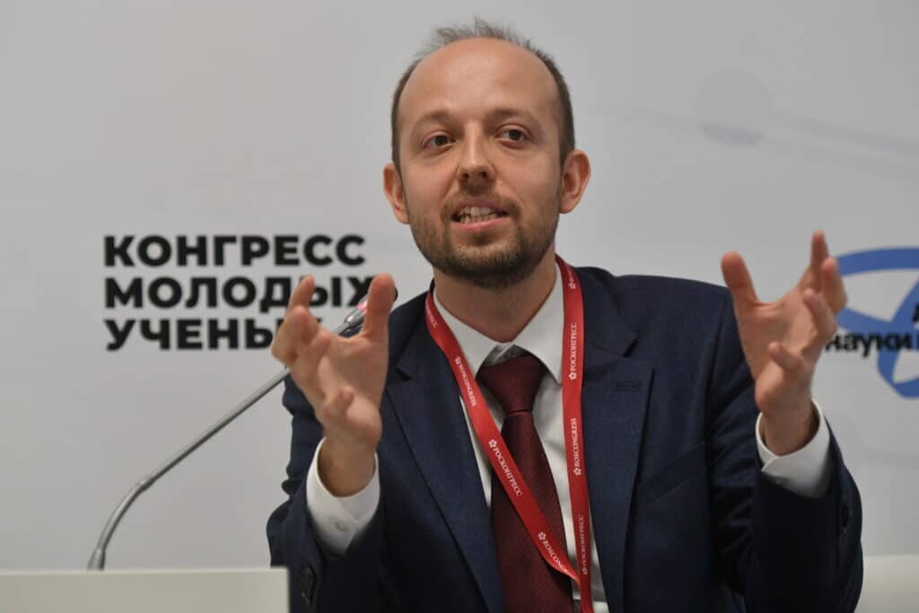    Заведующий лабораторией нанобиотехнологий Московского физико-технического института, лауреат премии президента Российской Федерации в области науки и инноваций для молодых ученых Максим Никитин на сессии «Наука в медиафокусе: современные форматы и способы их продвижения» в рамках II Конгресса молодых ученых в Парке науки и искусства «Сириус» / Фотохост Конгресса молодых ученых