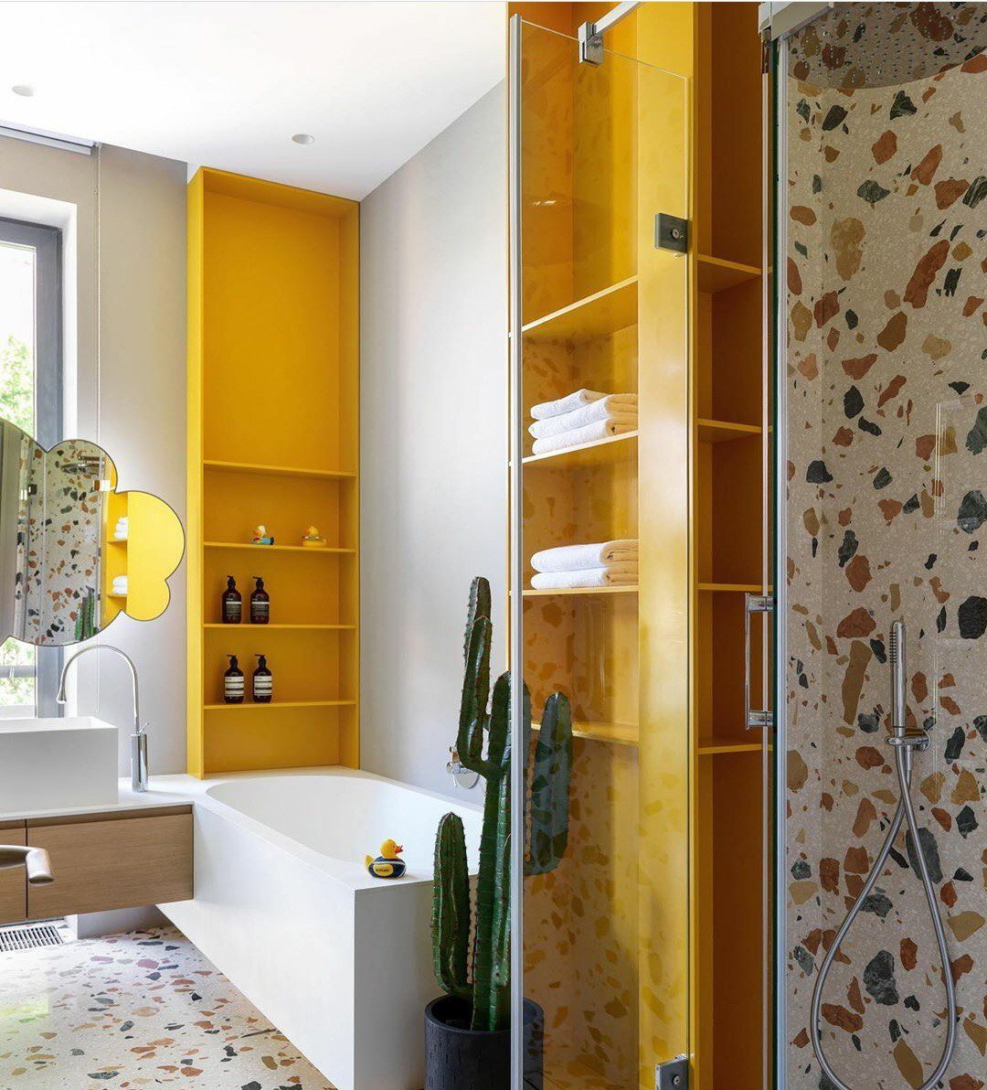 Полочки и ниши в ванной комнате из акрилового камня Kerrock