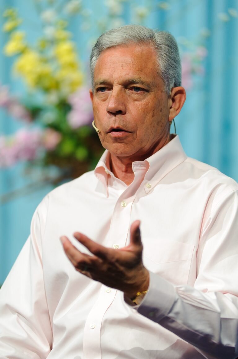 Фрэнк Кинслоу во время чтения лекции. Фото взято из открытого источника в интернете.https://meditation-portal.com/wp-content/uploads/2018/09/dsc0523-768x1154.jpg