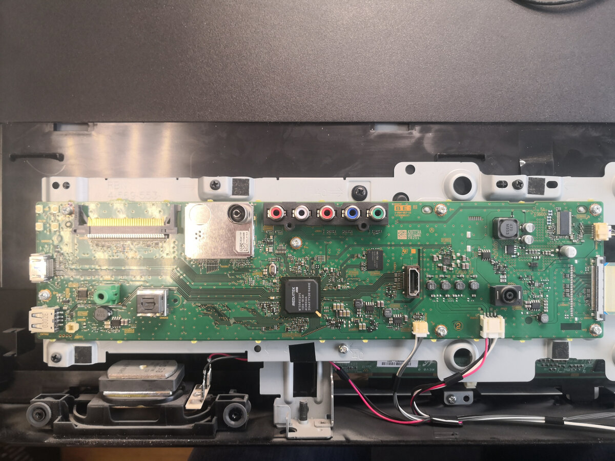 Всем здравствуйте! Сегодня у нас на ремонте телевизор Sony KDL-40R353 с диагнозом - не включается.