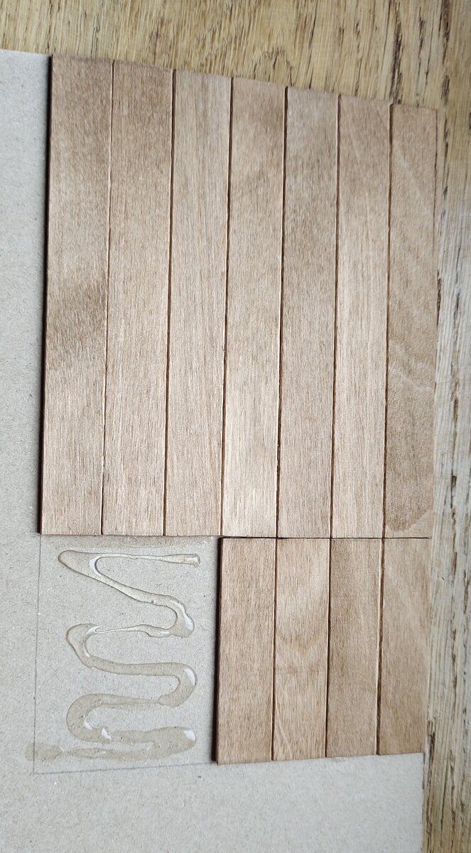 Приклеиваю их на картон, начиная с угла.