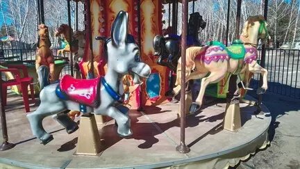     В городском парке культуры и отдыха Тюмени установили двухъярусную карусель. Аттракцион произведен в Италии, его стоимость составила 100 млн рублей.