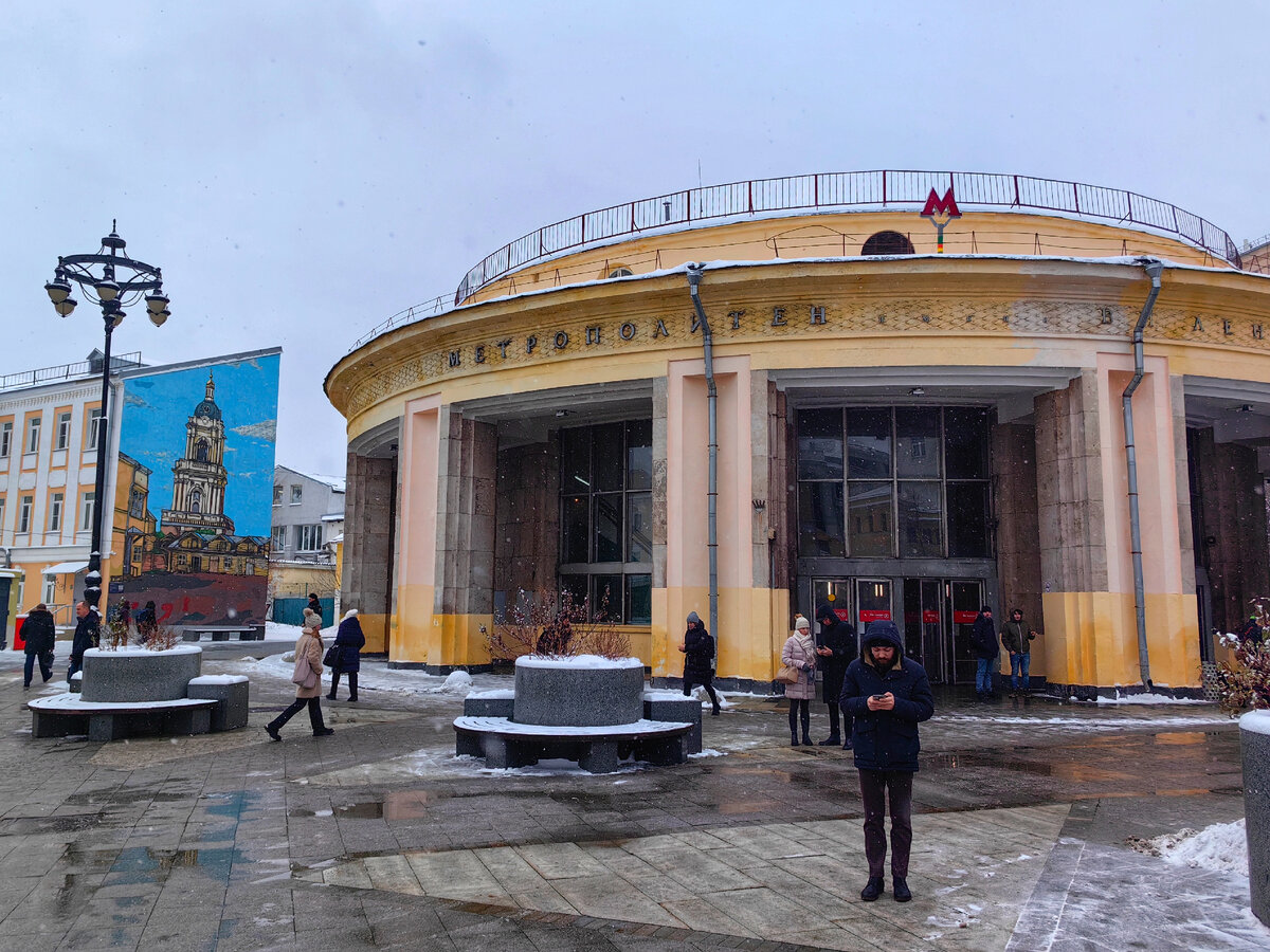 Мы к этому фото еще вернёмся, держите в уме граффити слева от метро