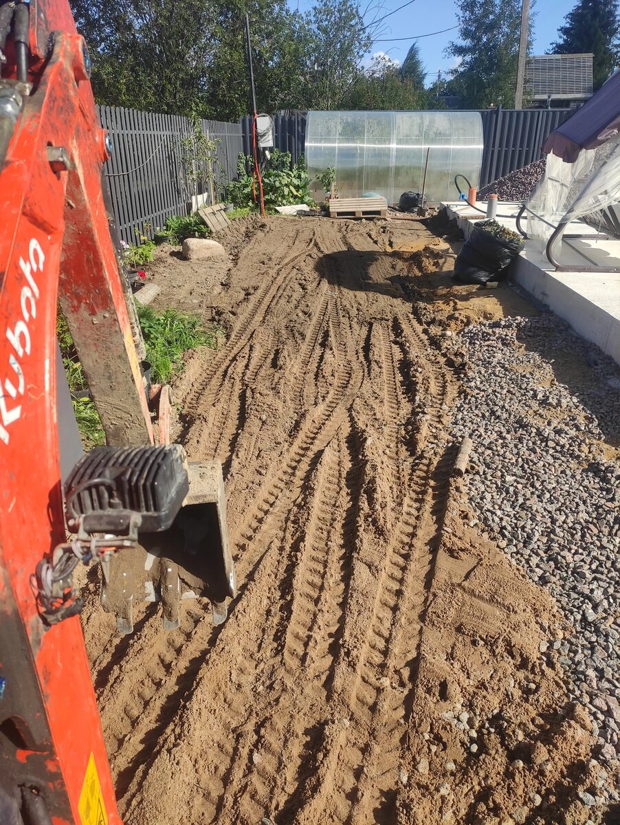 Закопал/разровнял траншею под электрический кабель.