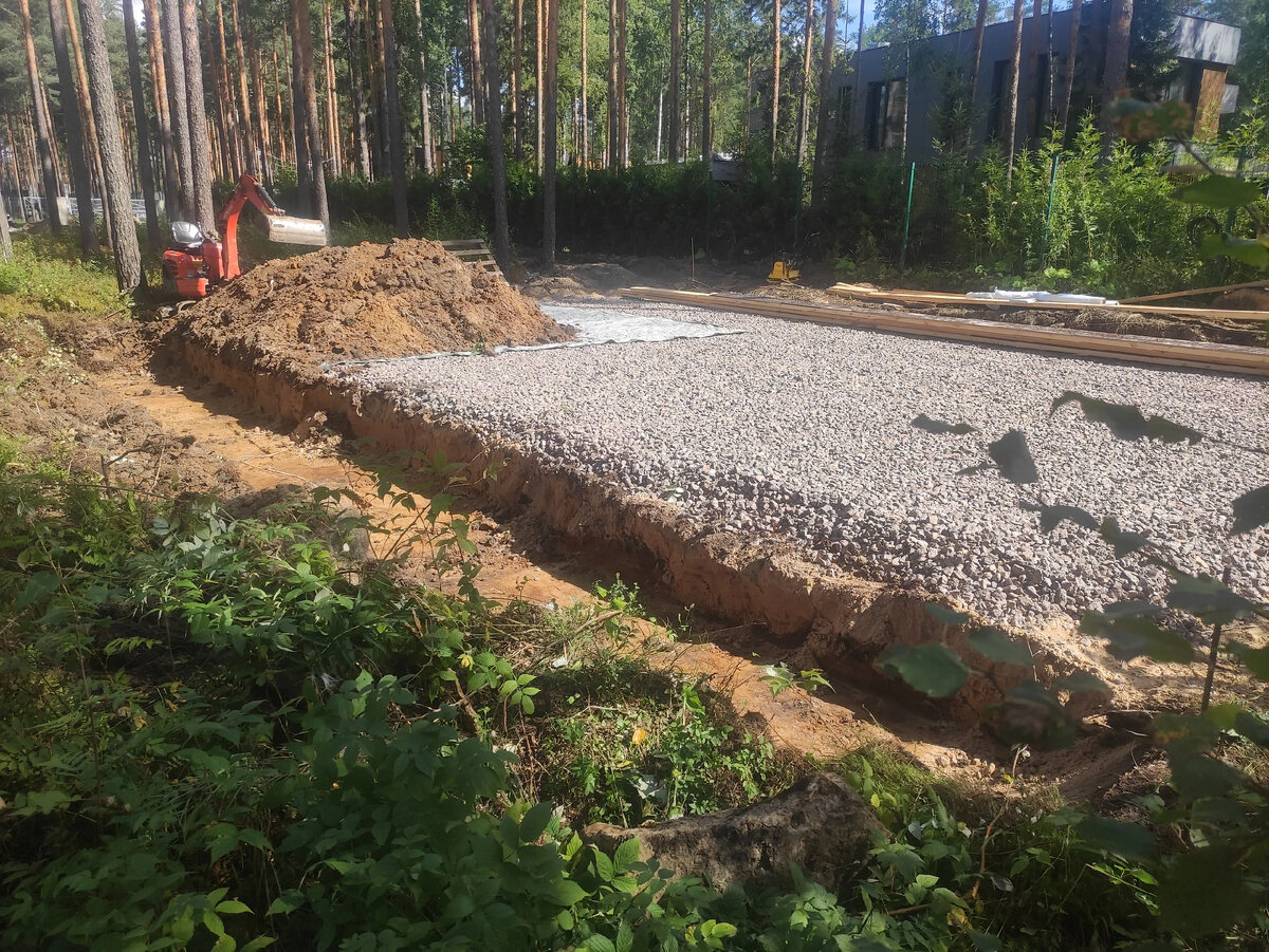 Грунт аккуратно складываю на брезентовую ткань для последующего вывоза.