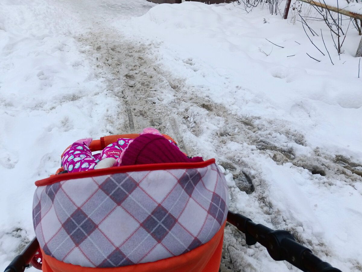 Обычная картина для всей Перми – соль посыпали, а про лопаты забыли