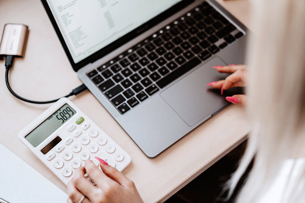 https://picjumbo.com/woman-working-on-a-laptop-and-calculator/