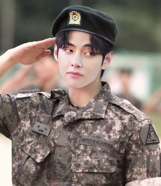 Чёрный берет Ким Тэхён