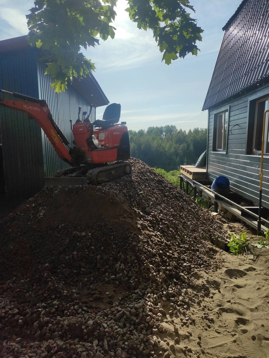 Перемещаю щебень, освобождаю площадку.