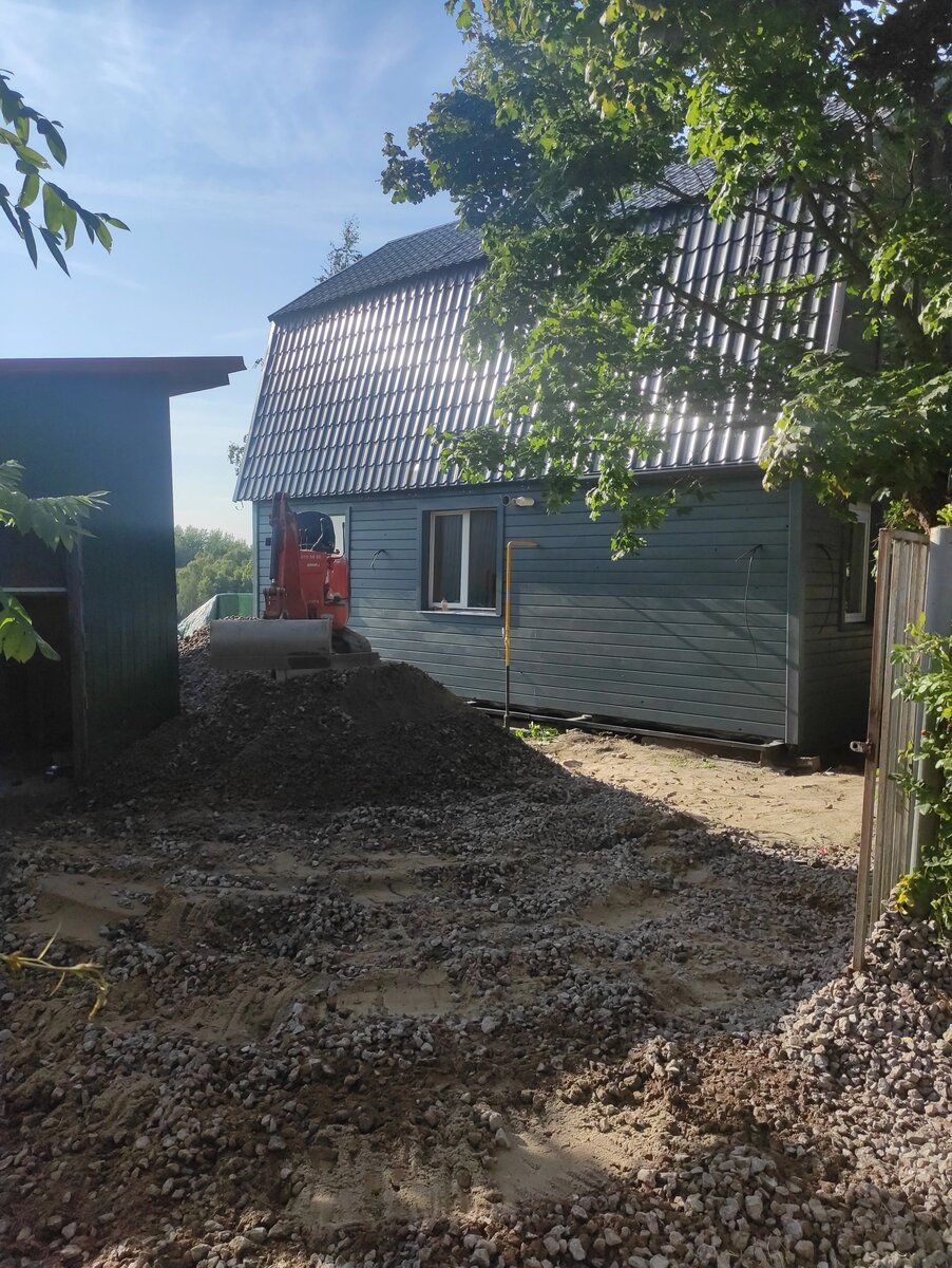 Перекидываю щебень ближе к склону.