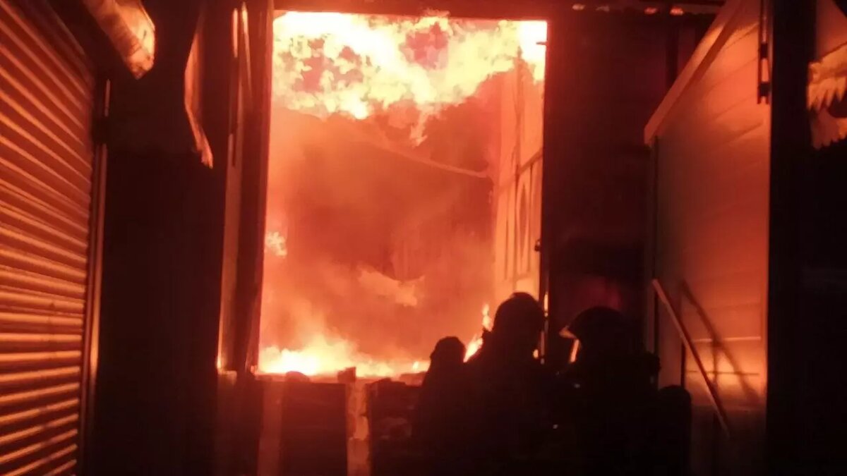     В Ростове-на-Дону во время пожара на рынке «Темерник» появились звуки, похожие на взрыв, говорится в Telegram-канале издания Privet-rostov.