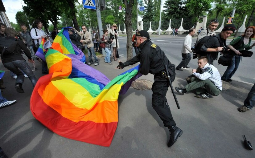 Помочившийся в подъезде сын замглавы российского города извинился - МК